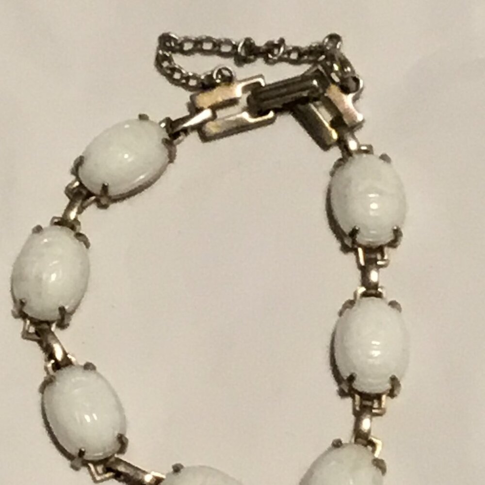 Very lovely and vintage white scarab bracelet w/ safety chain - Picture 8 of 9